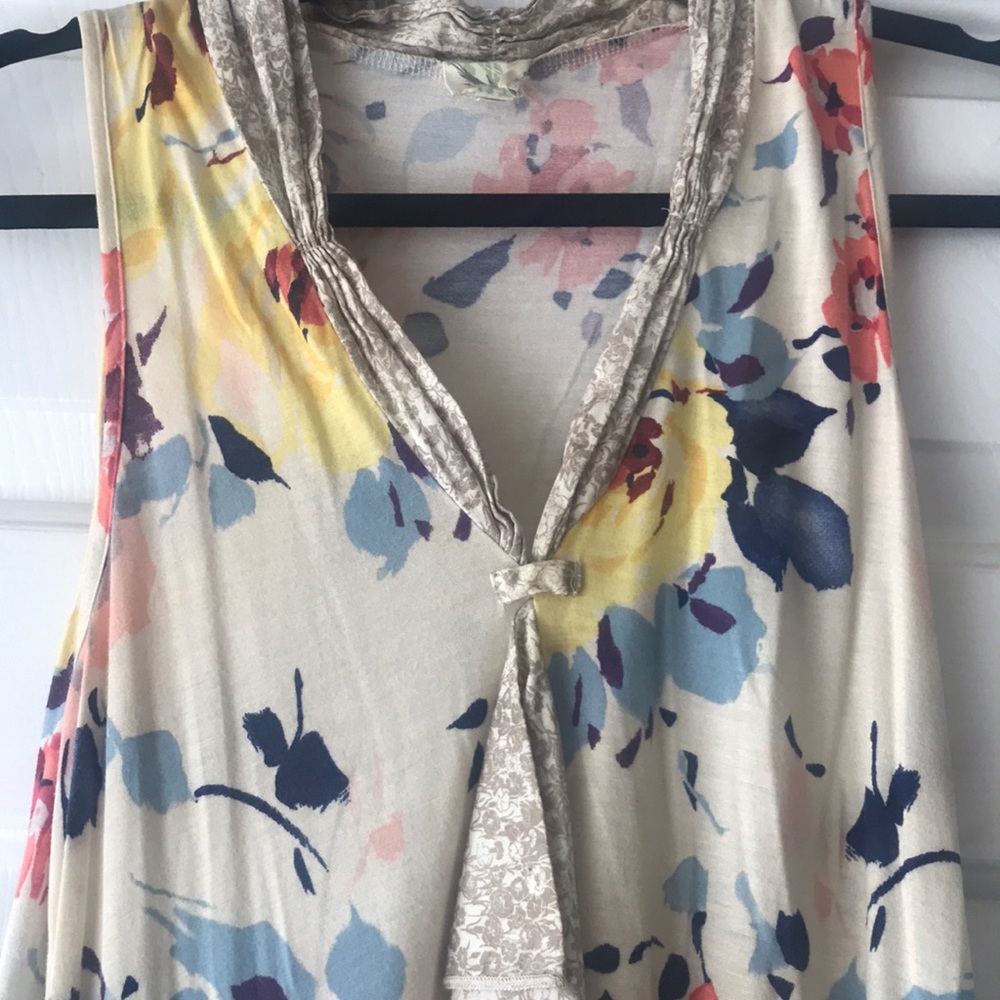 Floral spring Anthro top - Picture 2 of 3